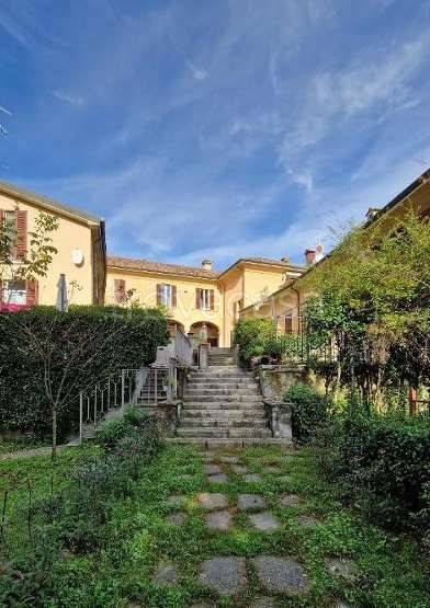 appartamento in vendita ad Azzate in zona Castello