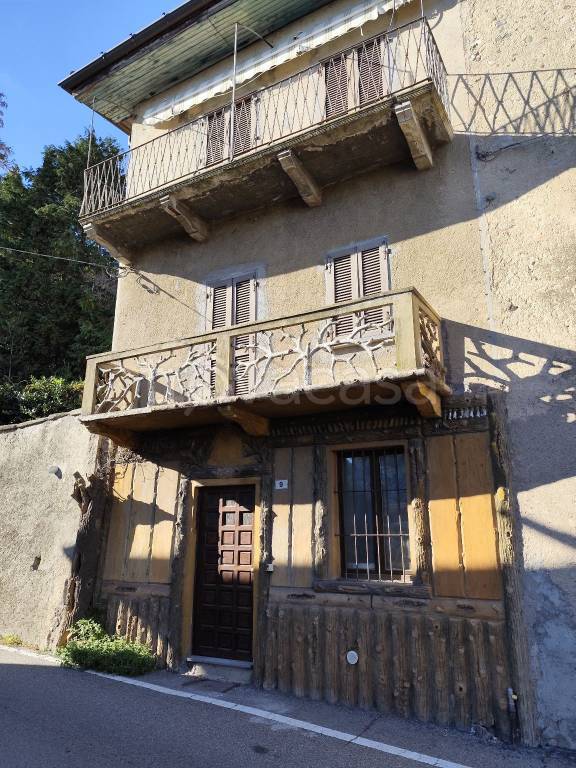 casa indipendente in vendita ad Azzate in zona Castello
