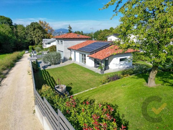 casa indipendente in vendita ad Azzate in zona Castello