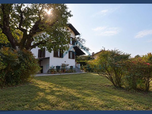 casa indipendente in vendita ad Azzate in zona Castello