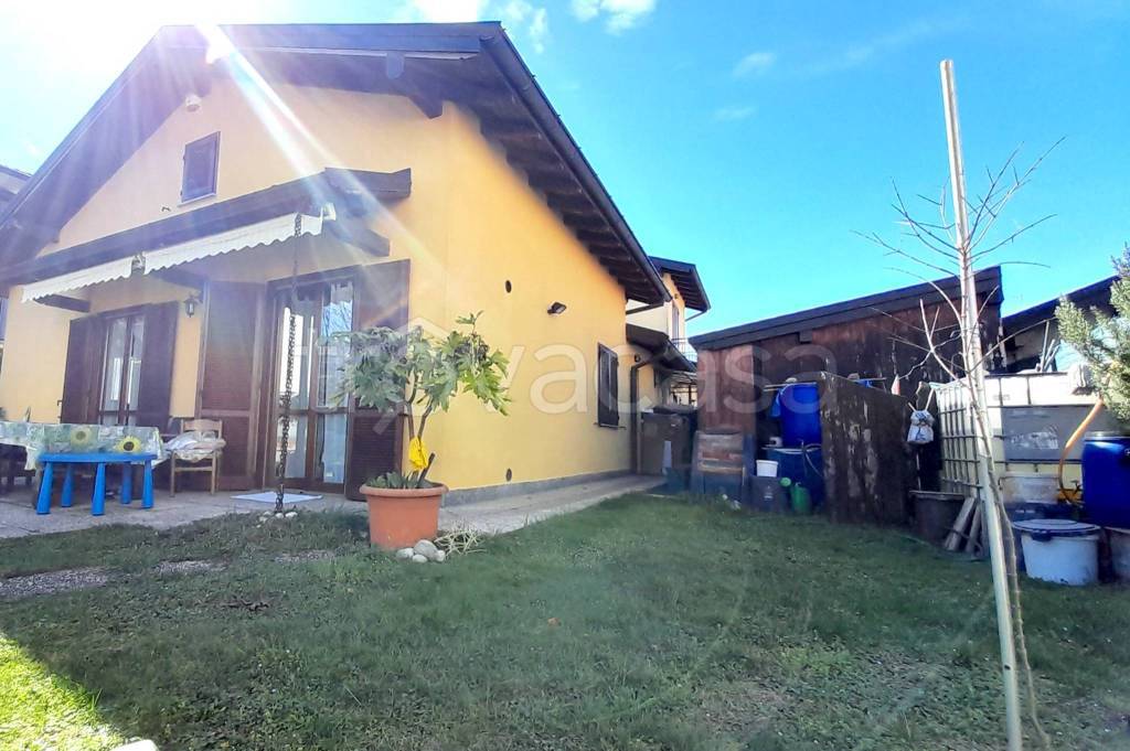 casa indipendente in vendita ad Azzio