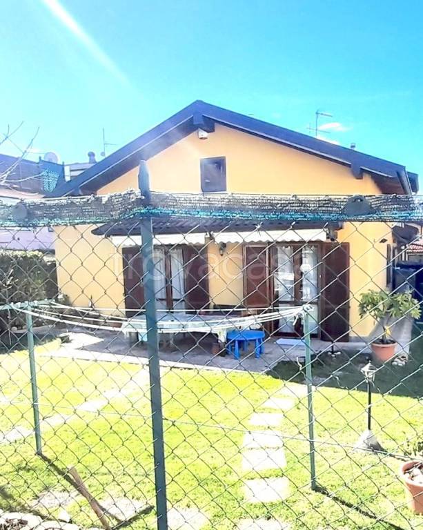 casa indipendente in vendita ad Azzio