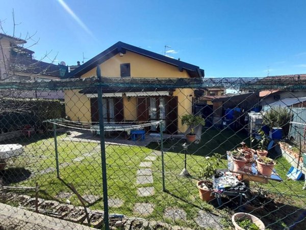 casa indipendente in vendita ad Azzio