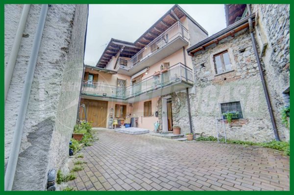 casa indipendente in vendita ad Azzio