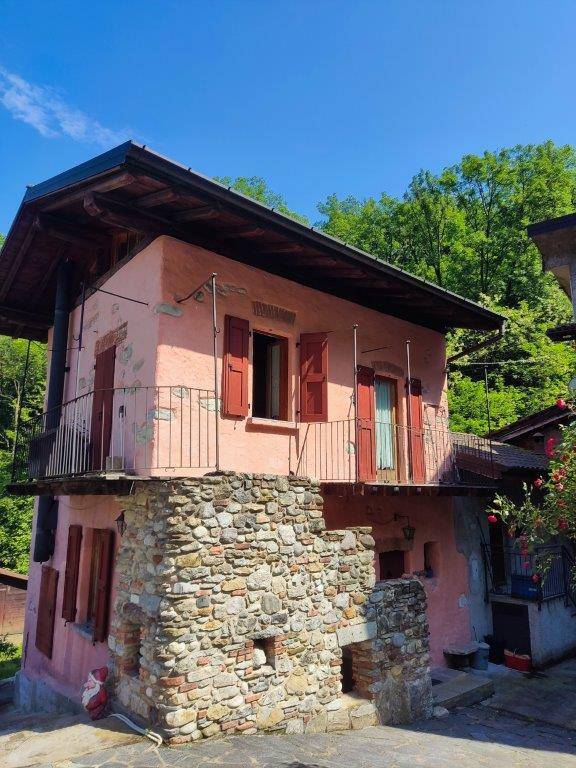 casa indipendente in vendita ad Azzio