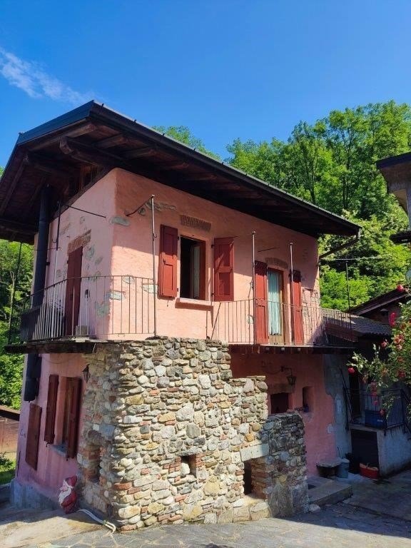 casa indipendente in vendita ad Azzio