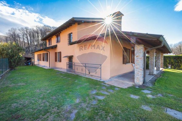 casa indipendente in vendita ad Azzio