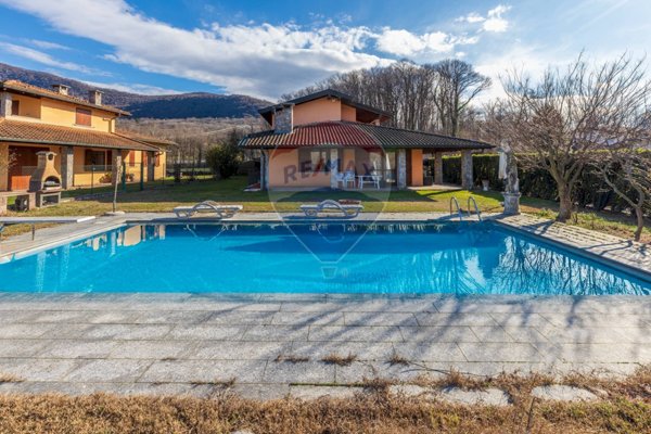 casa indipendente in vendita ad Azzio