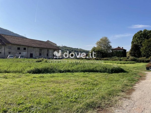 villa in vendita ad Azzio