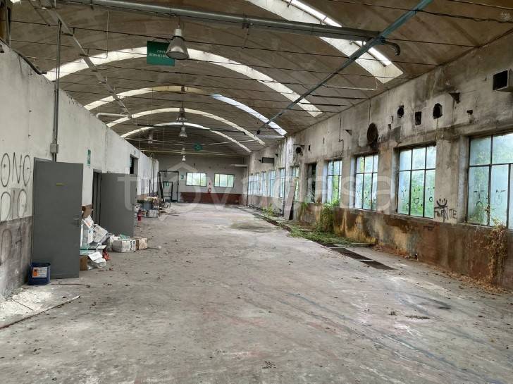 locale commerciale in vendita ad Azzio