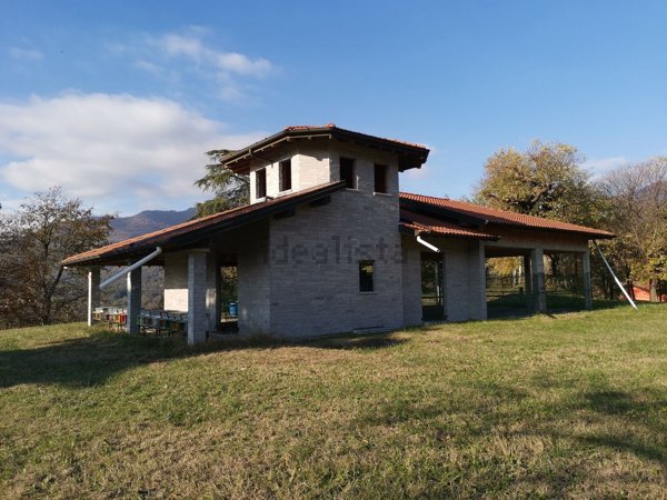 casa indipendente in vendita ad Azzio