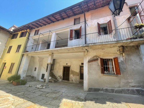casa indipendente in vendita ad Azzio