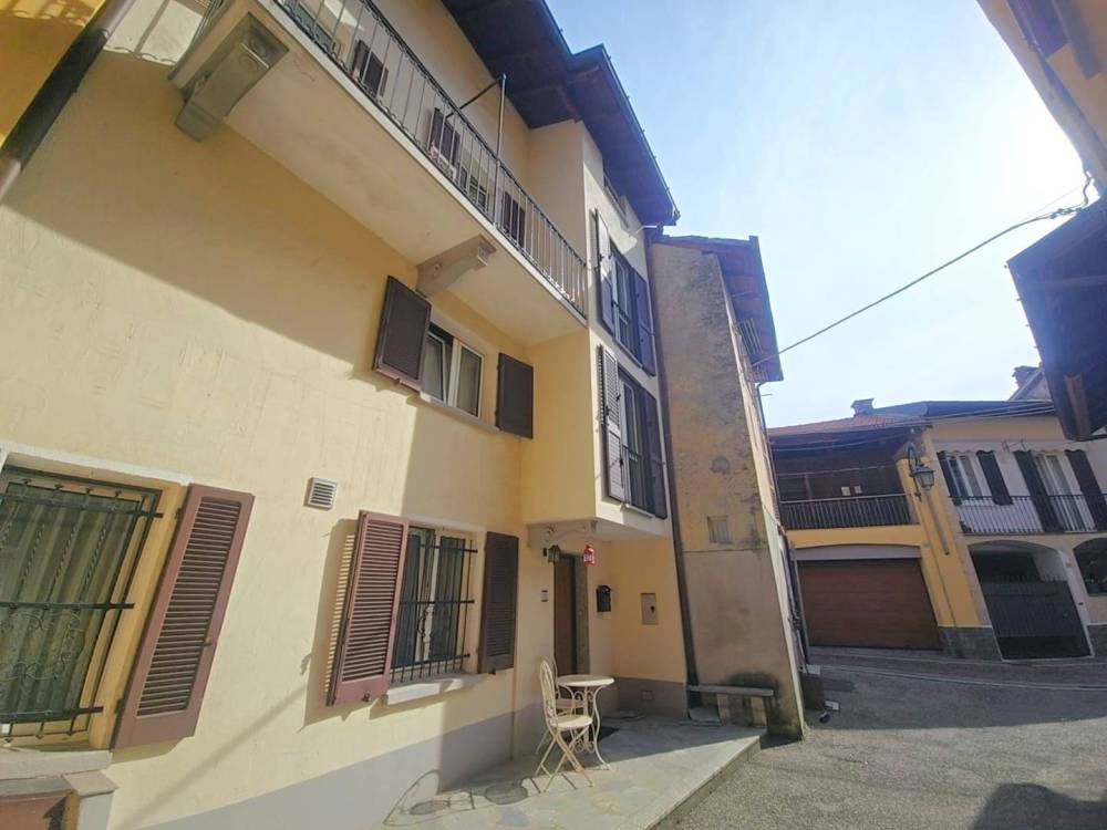 casa indipendente in vendita ad Azzio