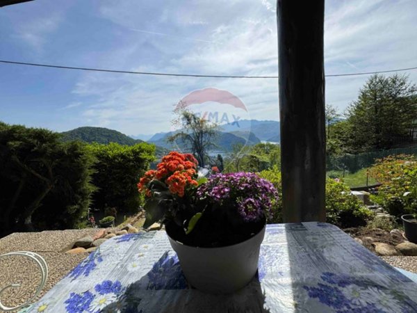 casa indipendente in vendita ad Azzio