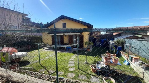 casa indipendente in vendita ad Azzio