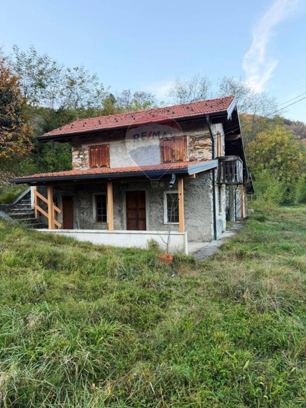 casa indipendente in vendita ad Azzio