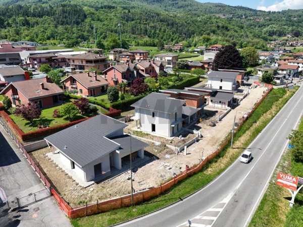 casa indipendente in vendita ad Azzio