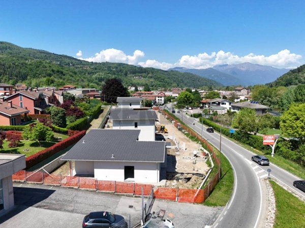 casa indipendente in vendita ad Azzio