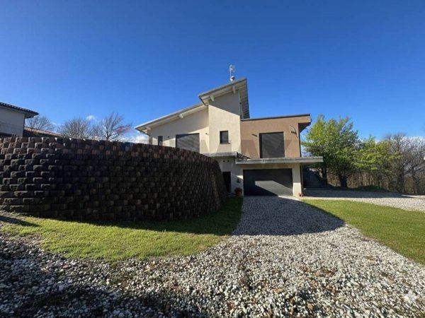 casa indipendente in vendita ad Azzio