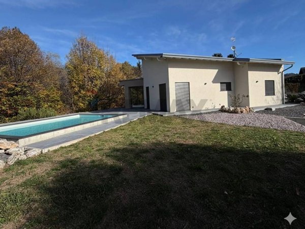 casa indipendente in vendita ad Azzio