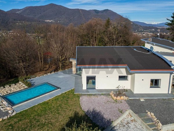 casa indipendente in vendita ad Azzio