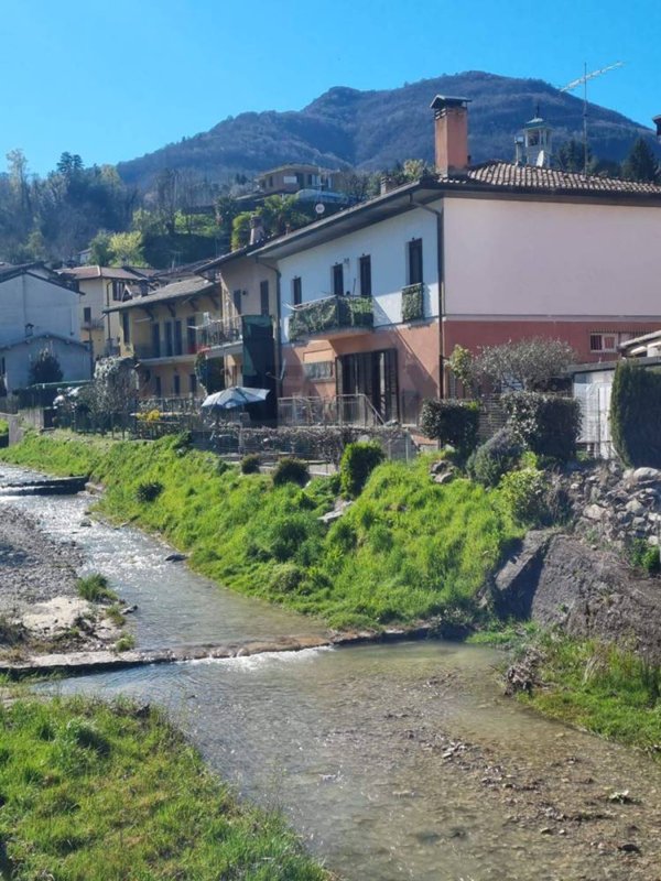 casa indipendente in vendita ad Azzio
