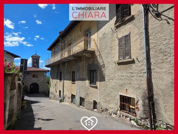 casa indipendente in vendita ad Azzio