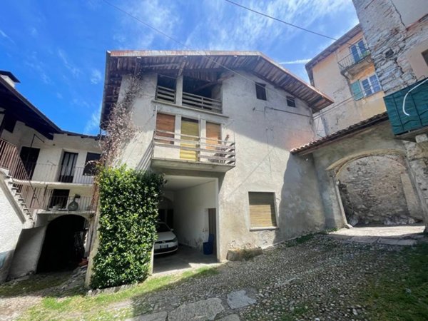 casa indipendente in vendita ad Azzio