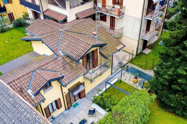 casa indipendente in vendita ad Azzio