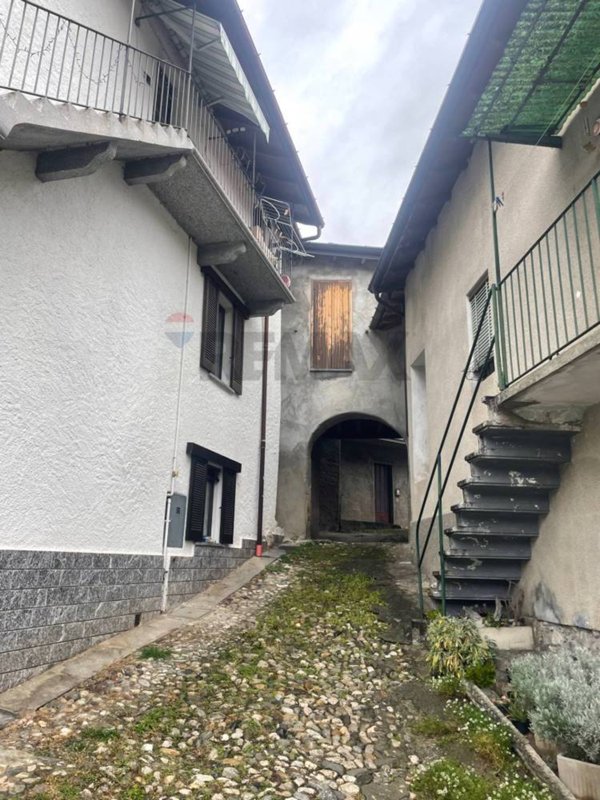 casa indipendente in vendita ad Azzio