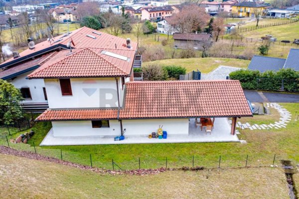 casa indipendente in vendita ad Azzio