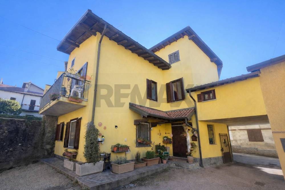 casa indipendente in vendita ad Azzio