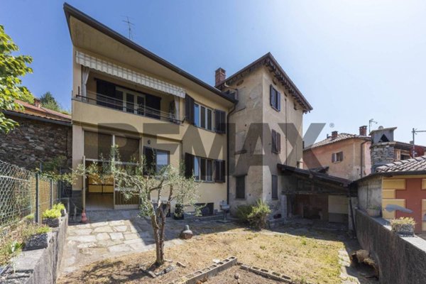 casa indipendente in vendita ad Azzio
