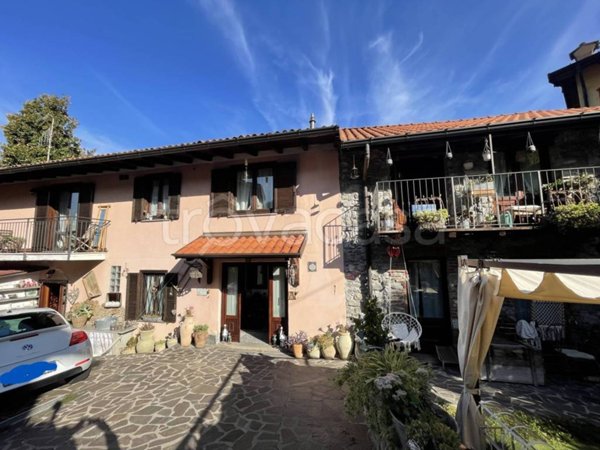 casa indipendente in vendita ad Azzio