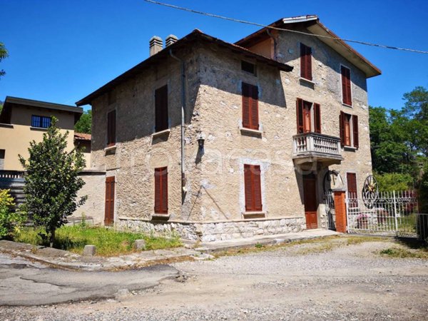 casa indipendente in vendita a Barasso