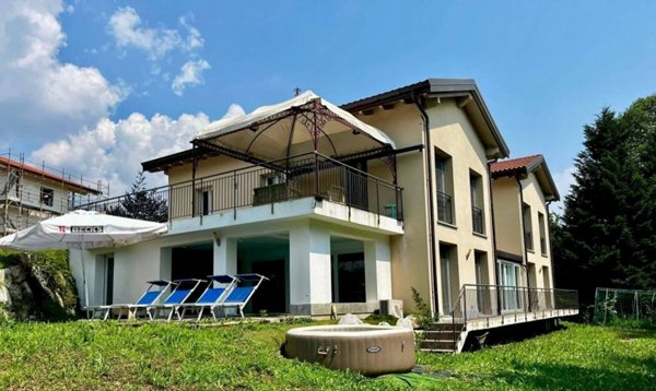 casa indipendente in vendita a Barasso