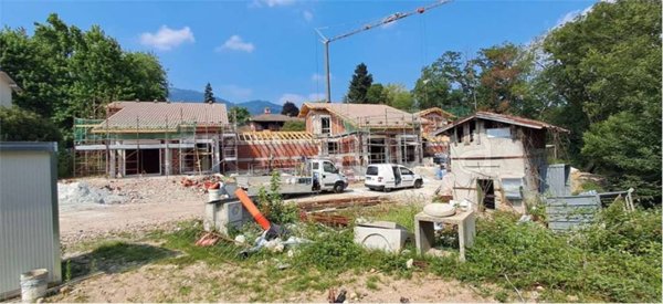 casa indipendente in vendita a Barasso