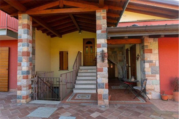 casa indipendente in vendita a Barasso
