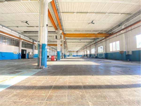 locale commerciale in vendita a Barasso