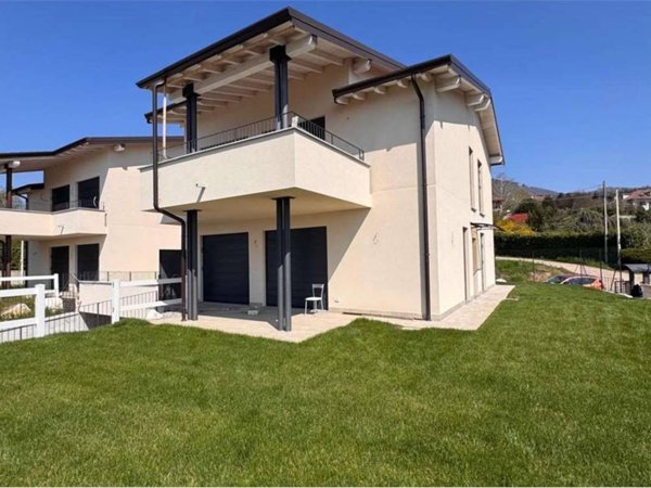 casa indipendente in vendita a Barasso