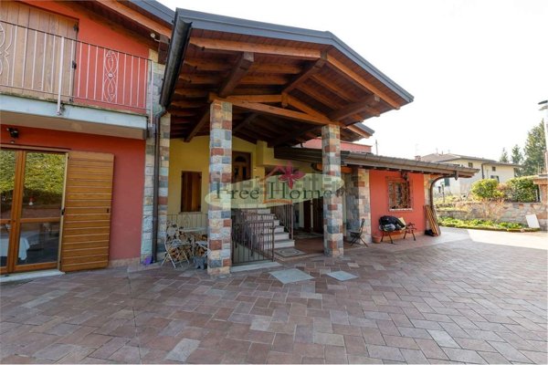 casa indipendente in vendita a Barasso