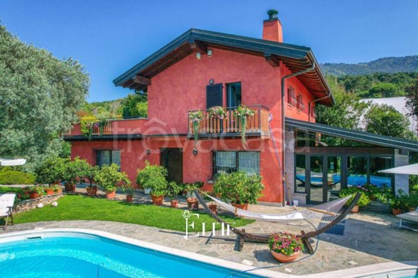 casa indipendente in vendita a Barasso