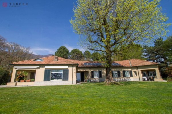 casa indipendente in vendita a Barasso