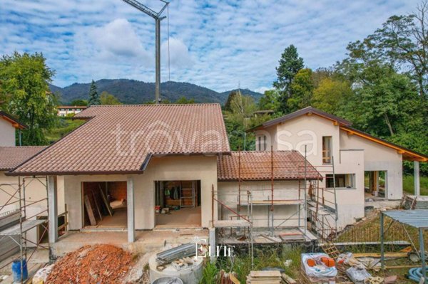 casa indipendente in vendita a Barasso