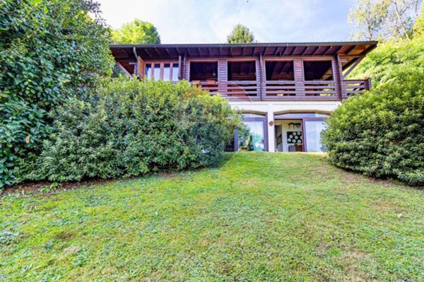 casa indipendente in vendita a Barasso