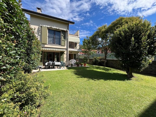 casa indipendente in vendita a Barasso