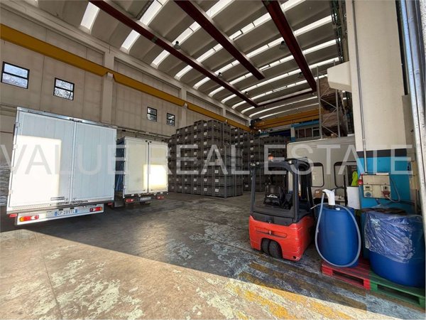 capannone in vendita a Barasso