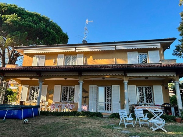 casa indipendente in vendita a Barasso