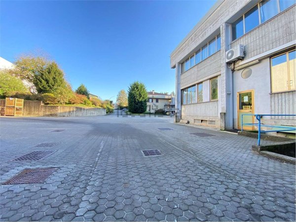 capannone in vendita a Barasso