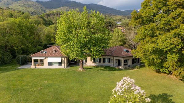 casa indipendente in vendita a Barasso